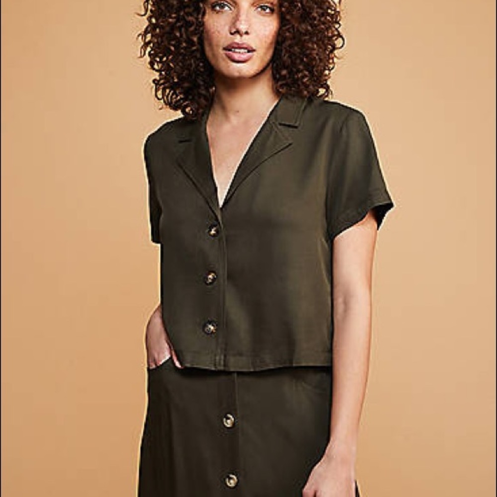 lou & grey fluid twill cropped shirt in olive